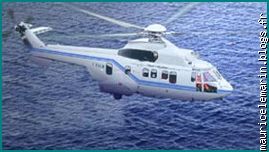 Hélicoptère s'appretant à livrer un pétrolier en haute mer.